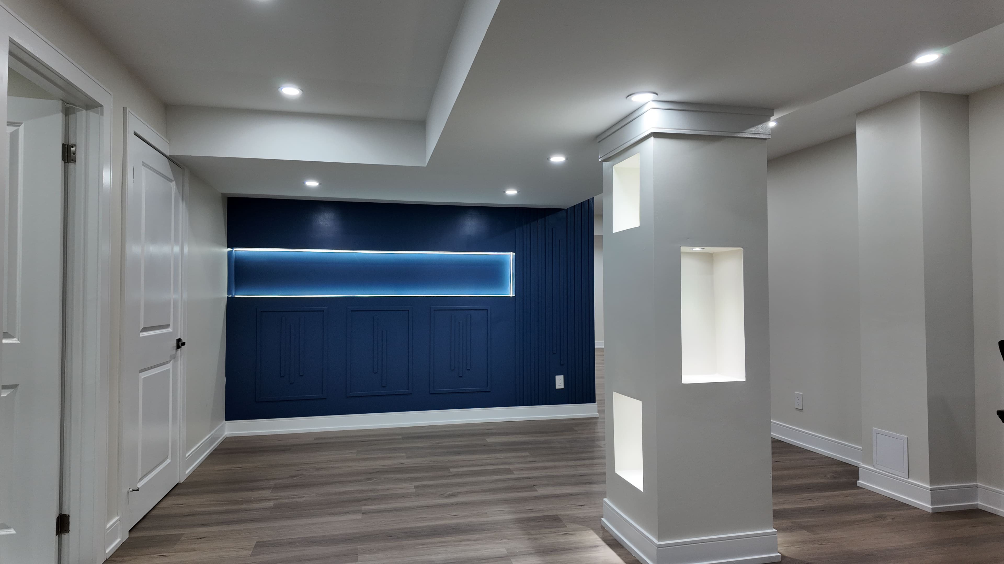 Bobby — Wall and pole design